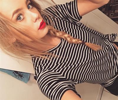 Amber Davis taking a selfie