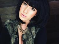 Lyv Alekzandra taking a selfie