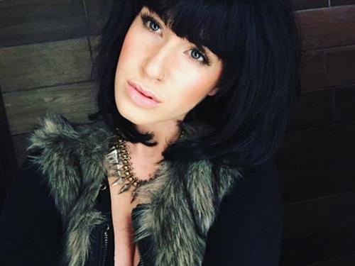 Lyv Alekzandra taking a selfie