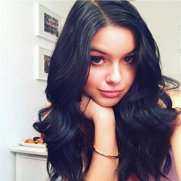 Ariel Winter taking a selfie