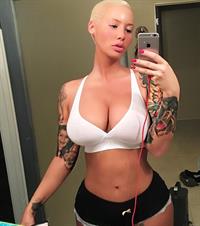 Amber Rose taking a selfie