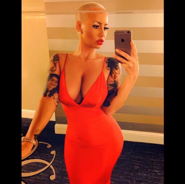 Amber Rose taking a selfie