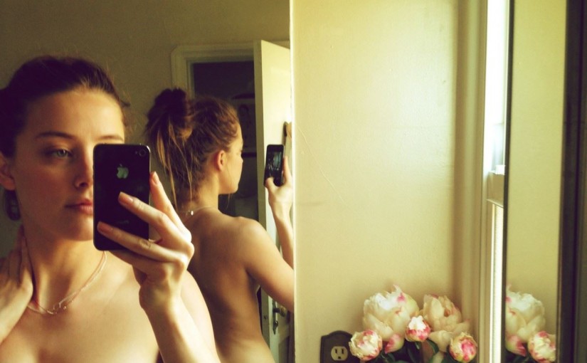 Amber Heard taking a selfie