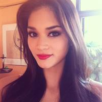 Pia Wurtzbach taking a selfie