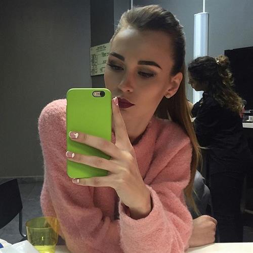 Lily Ermak taking a selfie