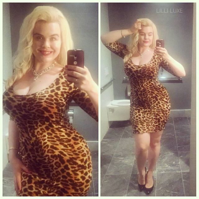 Lilli Luxe taking a selfie