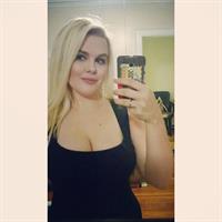 Lilli Luxe taking a selfie