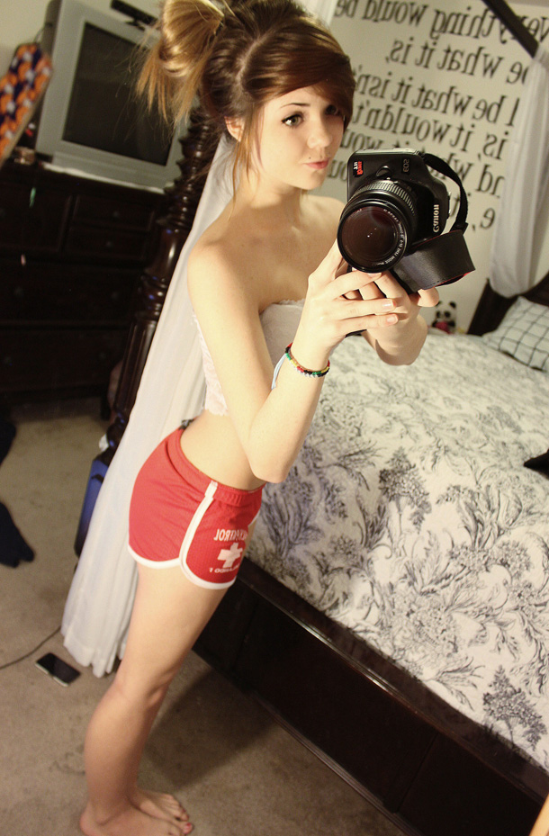 Danni Meow taking a selfie