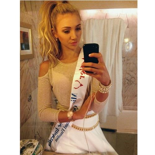 Gabrielle Grace Epstein taking a selfie