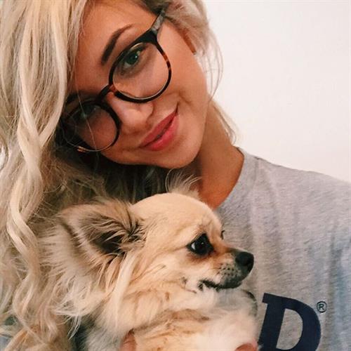 Gabrielle Grace Epstein taking a selfie