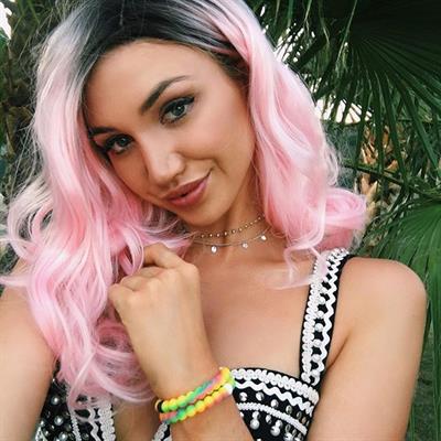 Gabrielle Grace Epstein taking a selfie