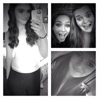 Rachael Leigh Cook taking a selfie