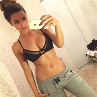 Ana Cheri taking a selfie