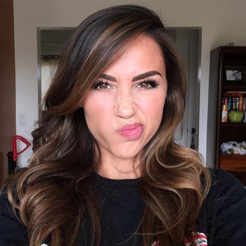 Ana Cheri taking a selfie