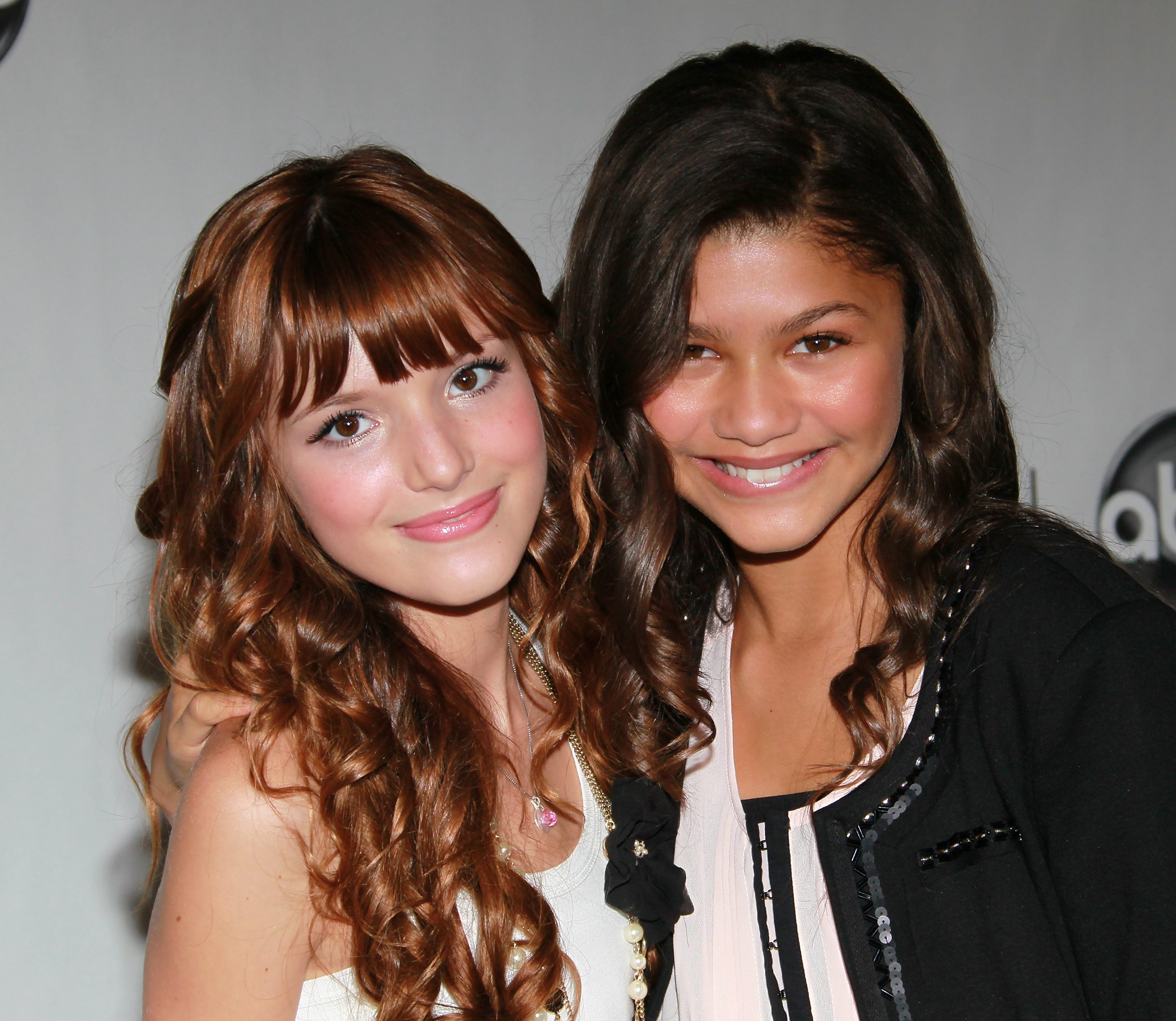 Зендая торн. Белла Торн и зендая. Bella Thorne and Zendaya. Белла Торн с подругами 2013. Дисней зендая и Белла.