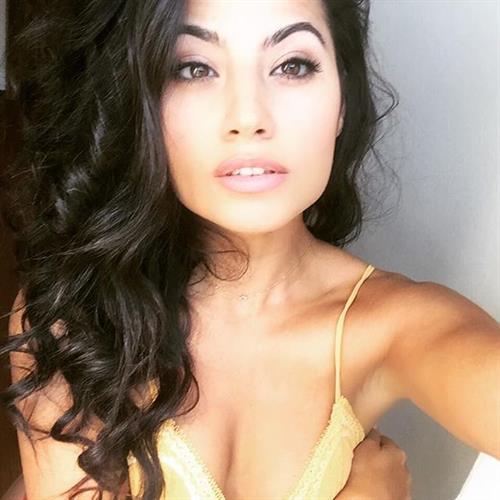 Mónica Alvarez taking a selfie