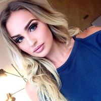 Mackenzie White taking a selfie