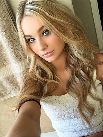 Kaila Loranne taking a selfie