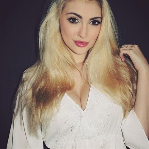 Anna Faith Carlson taking a selfie