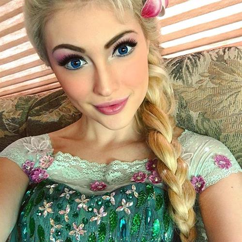 Anna Faith Carlson taking a selfie