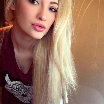 Anna Faith Carlson taking a selfie