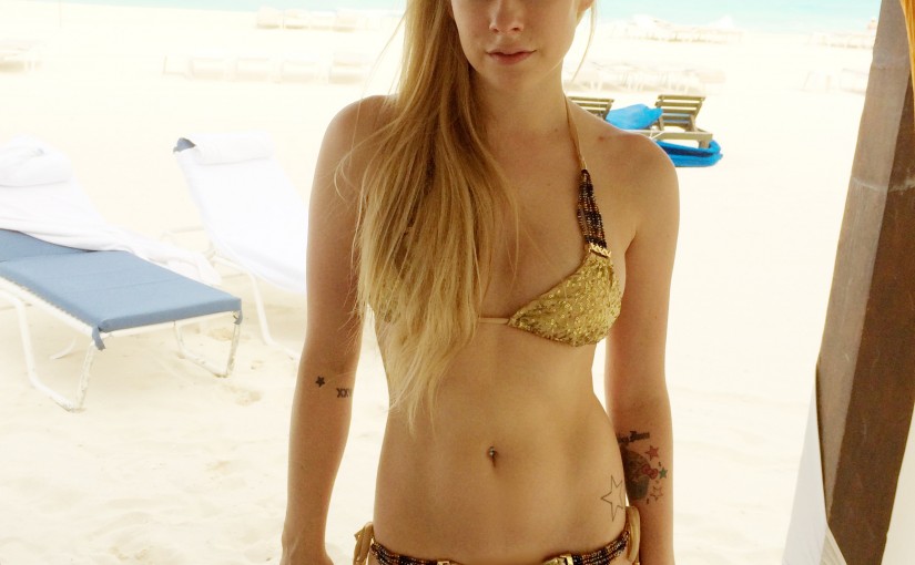 Avril Lavigne Bikini Pictures. 