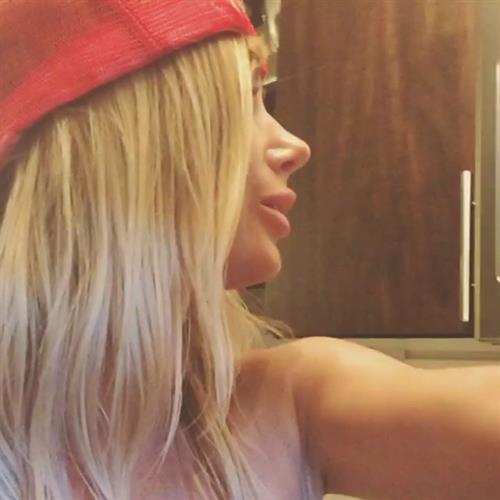 Sara Jean Underwood taking a selfie