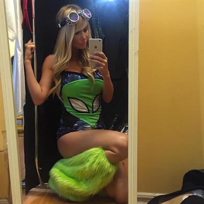 Sara Jean Underwood taking a selfie