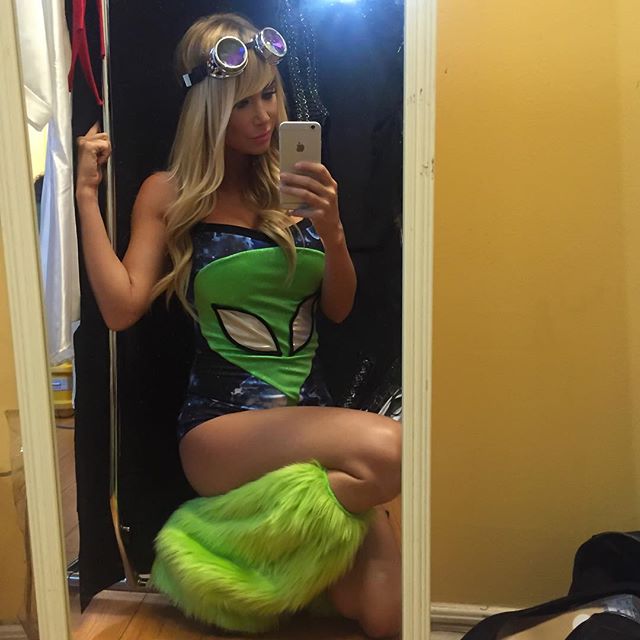Sara Jean Underwood taking a selfie