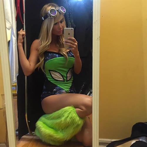 Sara Jean Underwood taking a selfie