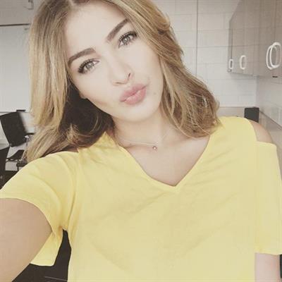 Migbelis Lynette Castellanos taking a selfie