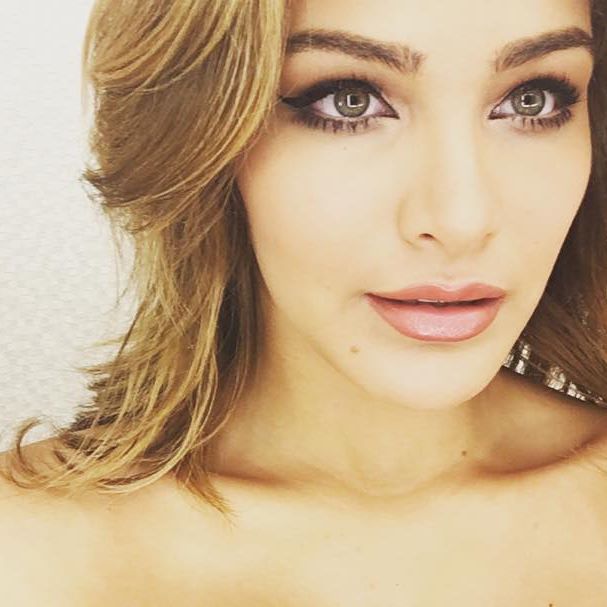 Migbelis Lynette Castellanos taking a selfie