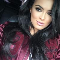 Franciele Medeiros taking a selfie