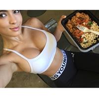 Franciele Medeiros taking a selfie