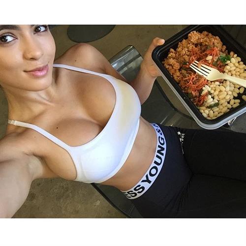 Franciele Medeiros taking a selfie