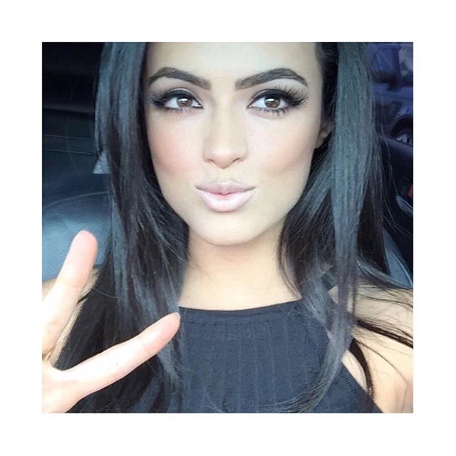 Franciele Medeiros taking a selfie