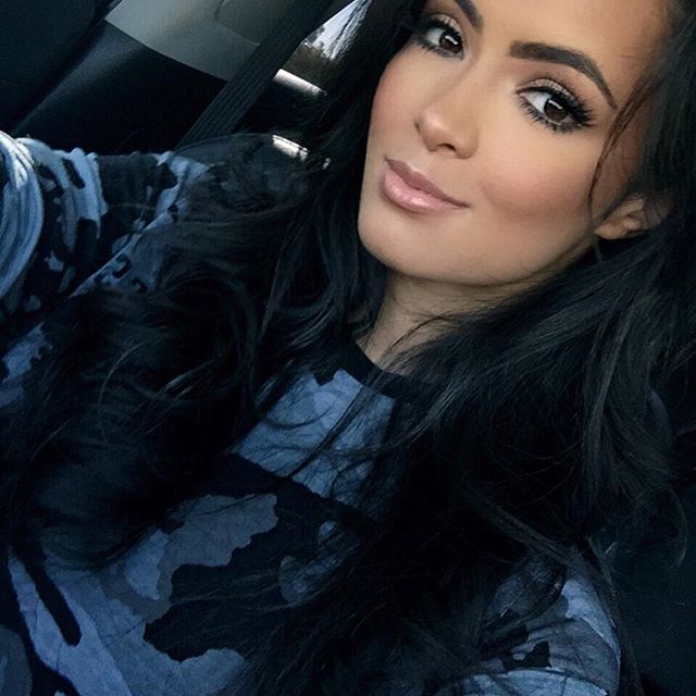 Franciele Medeiros taking a selfie