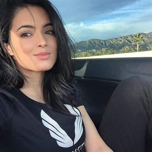 Franciele Medeiros taking a selfie