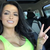 Franciele Medeiros taking a selfie