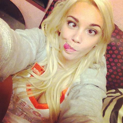 Caitlin Arnett taking a selfie