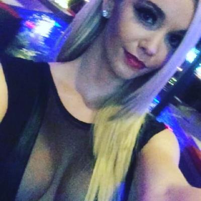 Caitlin Arnett taking a selfie