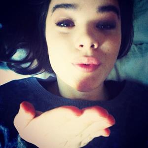 Hailee Steinfeld taking a selfie