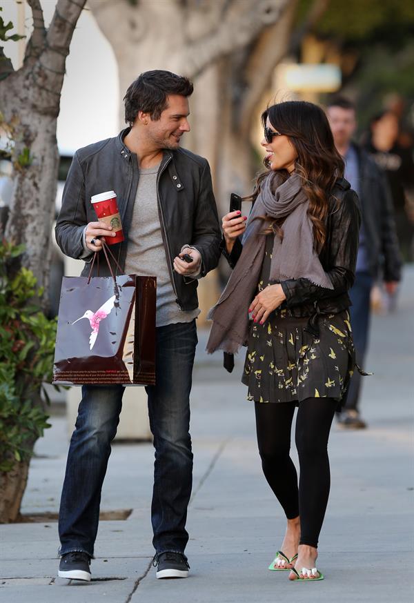 Kate Beckinsale and Len Wiseman share a moment after a manicure and holiday shopping. December 27th, 2012 
