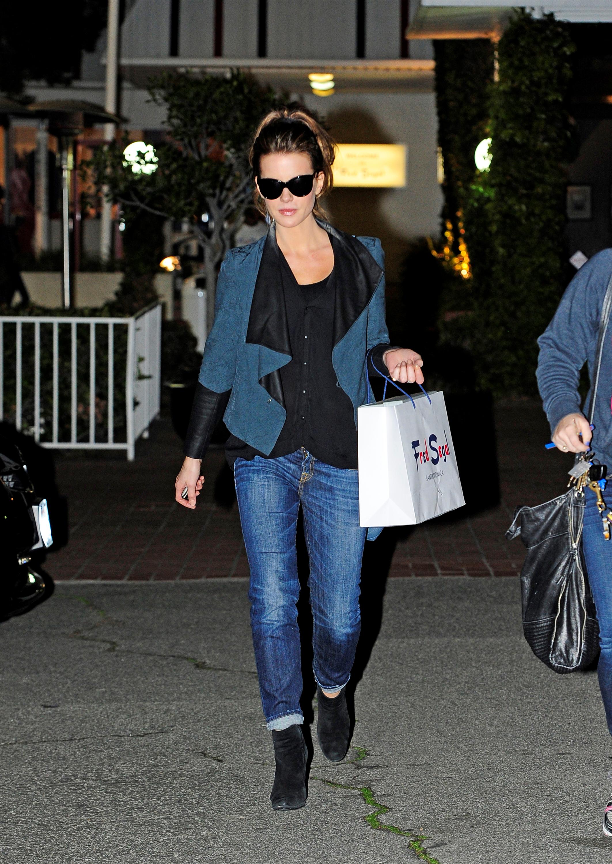 Kate Beckinsale Pictures Kate Beckinsale was spotted shopping with a friend at Fred Segal in Santa Monica January 29, 2013