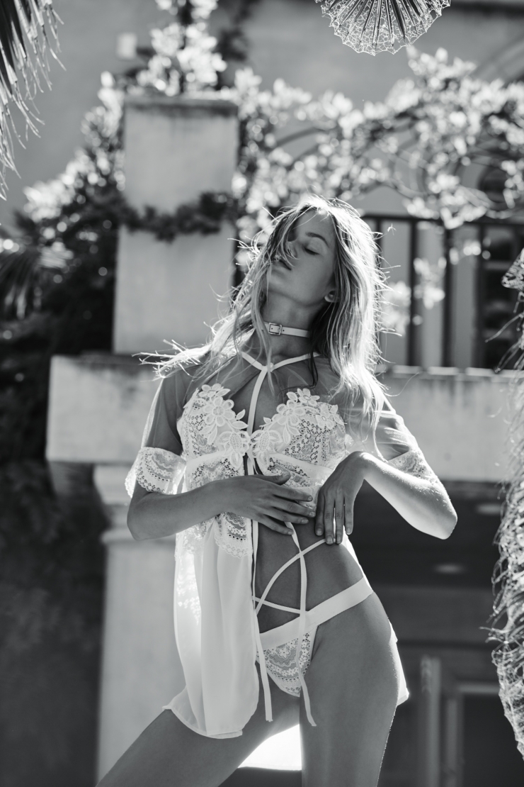 Frida Aasen in lingerie