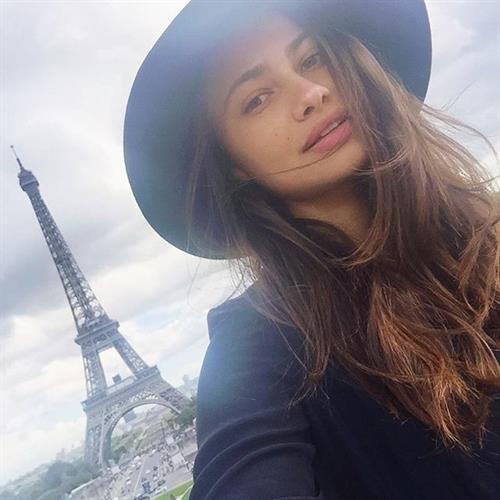 Yara Khmidan taking a selfie