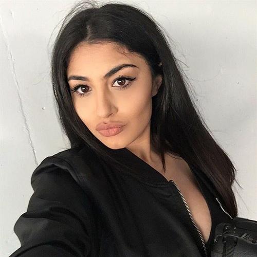 Jazmin Fernandez taking a selfie