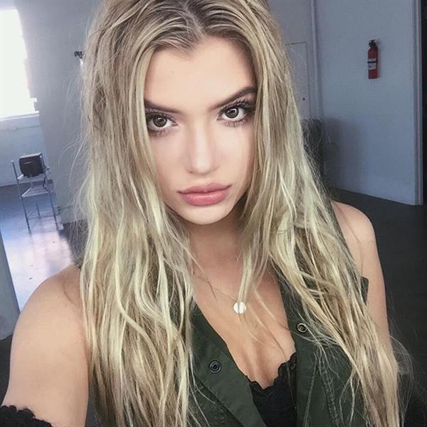 Alissa Violet taking a selfie