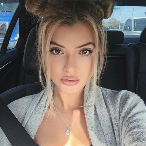 Alissa Violet taking a selfie