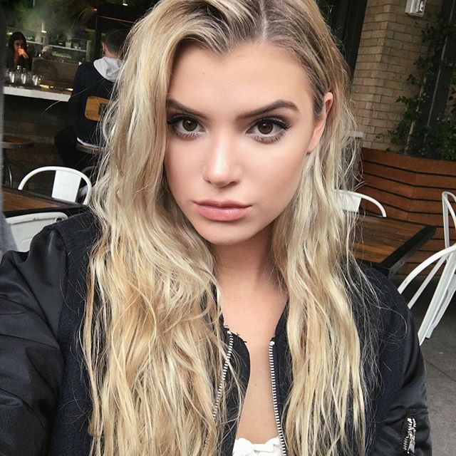 Alissa Violet taking a selfie